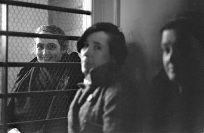 Isabel de Palencia (centro de la imagen), de la Agrupación de Mujeres Antifascistas, visita en la cárcel Modelo de Madrid a Pasionaria, encarcelada por manifestarse en Madrid por la detención de mineros en Asturias.