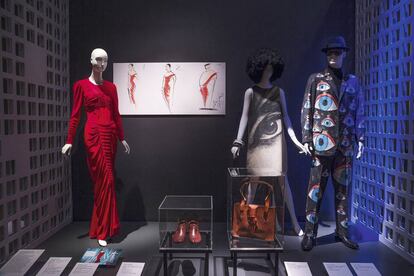 Exposición 'Moda y surrealismo', inaugurada en octubre de 1987 en el Museo del Instituto de Moda y Tecnología de Nueva York.