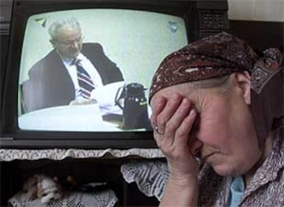 Fatima Begovic, una bosnia musulmana de 53 años, llora durante la retransmisión del juicio de Milosevic.