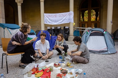 Acampada de estudiantes en protesta por la guerra en la franja de Gaza en la Universidad de Barcelona, este miércoles.