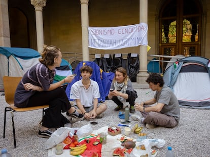 Acampada de estudiantes en protesta por la guerra en la franja de Gaza en la Universidad de Barcelona, este miércoles.