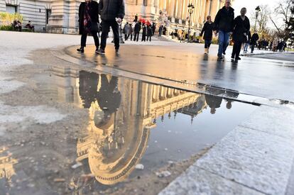 Reflejo del Gran Palacio de Paris en un charlo de agua.