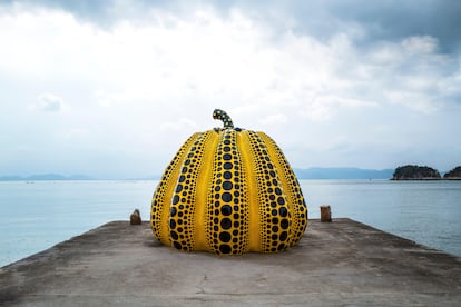 Calabaza de Yayoi Kusama creada en 1994, en el puerto de Naoshima (Japón), conocida como la isla del arte. Las calabazas son uno de los motivos recurrentes de Kusama, un símbolo de felicidad y de su fascinación por la naturaleza. Aparecen en su léxico visual a principios de la década de los ochenta y ofrecen una identificación inmediata con la naturaleza. Las cucurbitáceas dan fe del animismo (la creencia de que el “espíritu” es una energía común a todos los seres vivos) de la artista, que las identifica como una especie de espíritu vegetal benévolo y también como un reflejo de su propia alma.