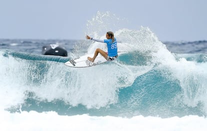 Fotografía cedida por la Liga de Surf Mundial (World Surf League, WSL), que muestra a la austaliana Sally Fitzgibbons en acción durante la primera ronda del Roxy Pro Gold Coast surfing event de la Liga de Surf Mundial (WSL), en Gold Coast, (Australia). 