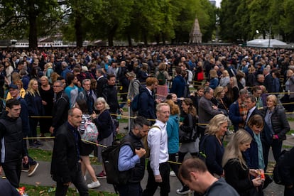 La gente hace cola para presentar sus respetos a la difunta Reina Isabel II en Londres, este jueves.