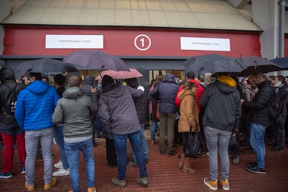 Trabajadores de la empresa Ulma acceden este viernes a la plaza de toros Illunbe de San Sebastián para asistir a la votación sobre la salida del grupo Mondragón.