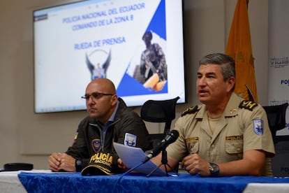 El Coronel Milton Fabary Montalvo (R), subcomandante de la Zona 8 de la Policía Nacional de Ecuador, durante una conferencia de prensa tras la liberación del chileno Luis Toledo en Guayaquil.
