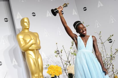La actriz Lupita Nyong'o, el 2 de marzo de 2014, en la ceremonia de los premios Oscar en Hollywood, California.