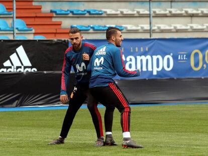 Borja Mayoral (I) junto a Dani Ceballos en un entrenamiento con la sub-21. 