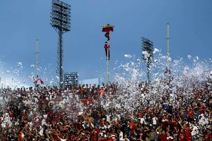 Aficionados de Caracas animan el partido de octavos de final de la Copa Sudamericana entre Caracas FC y Atlético Paranense en el estadio Olímpico de la UCV, en Caracas (Venezuela). 