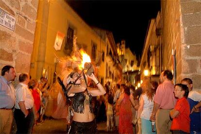 Un espectáculo callejero en la fiesta del mercado de Plasencia.