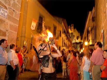 Un espectáculo callejero en la fiesta del mercado de Plasencia.