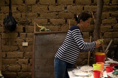 Desde hace tres años que Adriana María España y su familia viven en su finca, La Cosecha, y cultivan de limón Tahití 12 de las 14 hectáreas que posee el terreno. Además, forman parte de ASOSANFRANCISCO, organización conformada por 73 personas, de las cuales 36 son mujeres, que les ayuda en las tareas de formación, pero también en la comercialización del producto. En la imagen, España prepara el almuerzo después de un día de trabajo. 