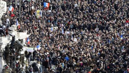 Persones concentrades a la plaça de la República de París.