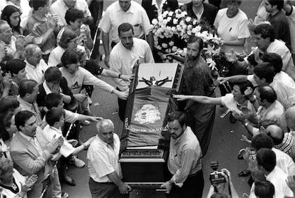 Vecinos de Ermua portan el féretro de Miguel Ángel Blanco el 14 de julio de 1997, el día siguiente a su asesinato.