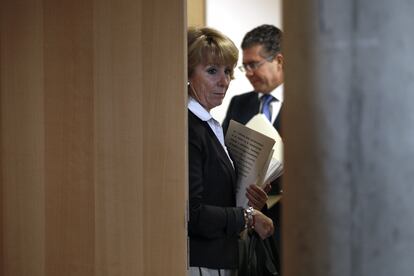 Esperanza Aguirre, entonces presidenta de la Comunidad de Madrid, y su consejero Francisco Granados, en 2010.