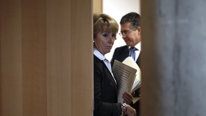 Esperanza Aguirre, entonces presidenta de la Comunidad de Madrid, y su consejero Francisco Granados, en 2010.