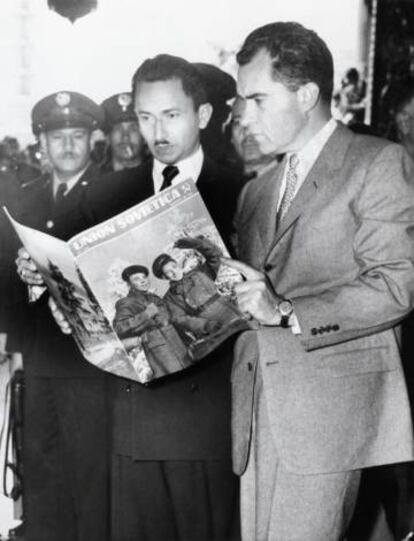 El vicepresidente Richard Nixon lee junto al golpista Carlos Castillo Armas una revista comunista en 1955.