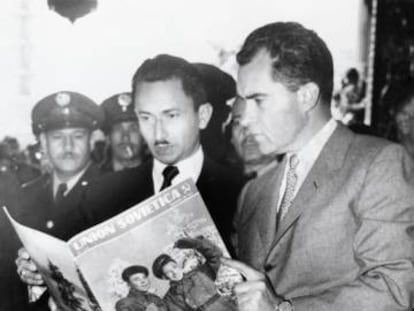 El vicepresidente Richard Nixon lee junto al golpista Carlos Castillo Armas una revista comunista en 1955.