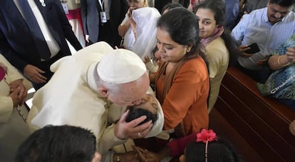 El Papa saluda a los fieles durante su visita a la catedral de San José en Abu Dabi.