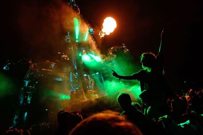 Jóvenes disfrutan de un espectáculo pirotécnico en uno de los escenarios de Glastonbury, 28 de junio de 2014.