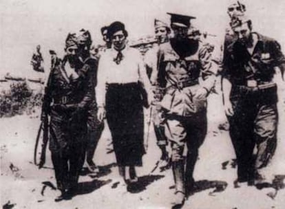 Victoria Kent, con militares republicanos, en el frente de Somosierra durante el verano de 1936.