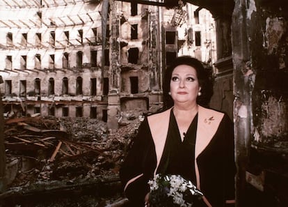 Montserrat Caballé, entre les ruïnes del Gran Teatre del Liceu, devastat per un incendi, el 1994.