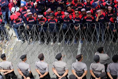 Trabalhadores protestam durante uma marcha para o Palácio Presidencial, convocada por ocasião do Dia Internacional do Trabalho, nesta quarta-feira, em Jacarta (Indonésia).