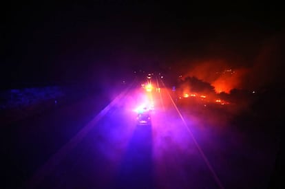 Corte de tráfico en la AP-9 a causa del incendio de Caldas de Reis.