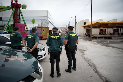 Varios miembros de la Guardia Civil en el lugar del accidente.