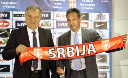 Mihajlovic, en su presentaci&oacute;n como seleccionador de Serbia, con el presidente de la federaci&oacute;n de su pa&iacute;s, Tomislav Karadzic. 