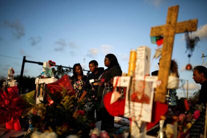 Cruzes em homenagem às vítimas do massacre.