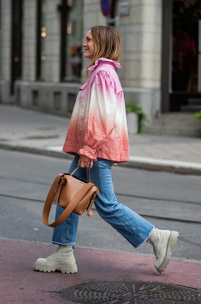 Cortavientos + vaqueros + botines con suela track. Las botas de aires montañeros serán uno de los calzados clave del otoño-invierno. Este look demuestra que hacen buena pareja con unos vaqueros rectos y una prenda de espíritu deportivo. El toque de estilo lo aporta el acabado degradado del cortavientos y el bolso de Acne Studios.