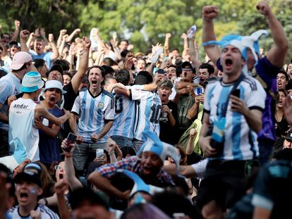 Fanáticos argentinos celebran en un parque de Buenos Aires tras ver en pantalla gigante el triunfo de la selección de Argentina ante Polonia. el 30 de noviembre de 2022.