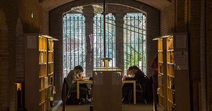 Una biblioteca de la Universitat Pompeu Fabra.