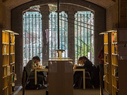 Una biblioteca de la Universitat Pompeu Fabra.