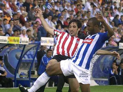 Unai Expósito y Sinama Pongolle pelean por un balón.