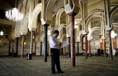 Sami El Mushtawi, jefe de departamento de cultura del Centro de Cultural Islmico de Madrid, en el interior de la mezquita.  