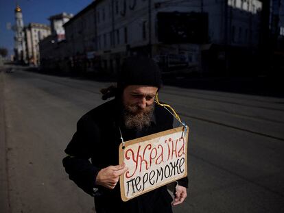 Un hombre sostiene un cartel con la frase 'Ucrania ganará' en el centro de Járkov.