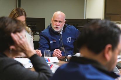 El ministro del Interior de Chile, Álvaro Elizalde, reunido con otras autoridades ante alerta por tsunami en las costas chilenas