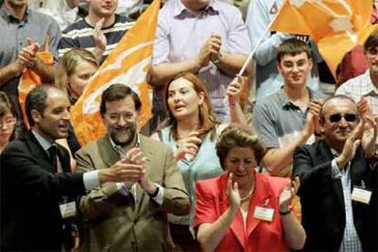 El presidente nacional del PP, Mariano Rajoy (2º i), el presidente regional del PPCV, Francisco Camps (i), la alcaldesa de Valencia, Rita Barberá, y el presidente de la diputacion de Castellón, Carlos Fabra, en la convención regional del PPCV 2006.