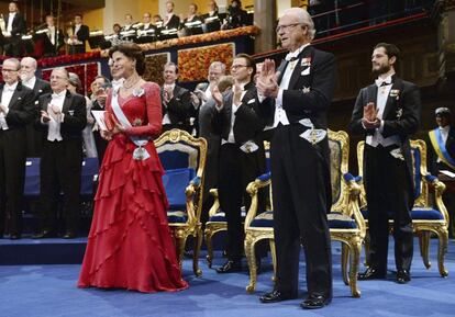  La reina Silvia (i) y el rey Carlos XVI Gustavo de Suecia (2d), el príncipe Daniel (2i) y el príncipe Carlos Felipe (d) de Suecia, aplauden durante la ceremonia de entrega de los Premios Nobel.