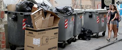 Contenedores desbordados de basura en la calle de Corretgeria.