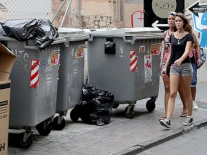 Contenedores desbordados de basura en la calle de Corretgeria.