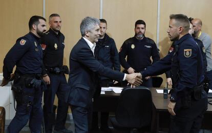 El ministro del Interior, Fernando Grande-Marlaska (en el centro), saluda a varios agentes de la Policía Nacional, durante la visita que ha realizado este sábado al Centro Nacional de Datos instalado en el Ifema de Madrid, donde se llevará a cabo el seguimiento de la jornada electoral. 