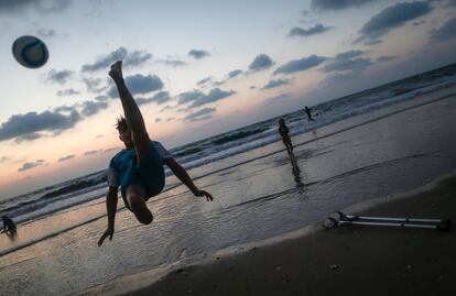 Mohammed Eliwa, un joven palestino de 17 años que perdió la pierna durante los enfrentamientos en la frontera con Israel, juega fútbol en la playa de la ciudad de Gaza.