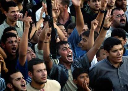 Los jóvenes de las Brigadas de los Mártires de Al Aqsa protestan, algunos armados, ante el Parlamento palestino en Gaza.