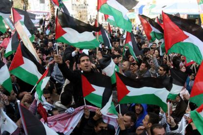 Jóvenes palestinos se manifiestan ayer en Ramala.