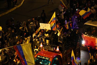 Indígenas y manifestantes que forman parte de las protestas contra el Gobierno del presidente Guillermo Lasso, a su llegada a Quito el lunes.