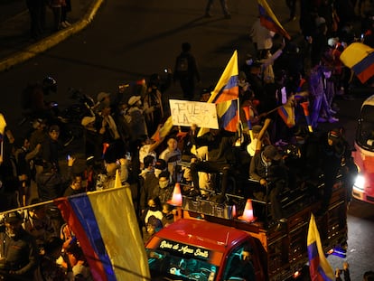 Indígenas y manifestantes que forman parte de las protestas contra el Gobierno del presidente Guillermo Lasso, a su llegada a Quito el lunes.